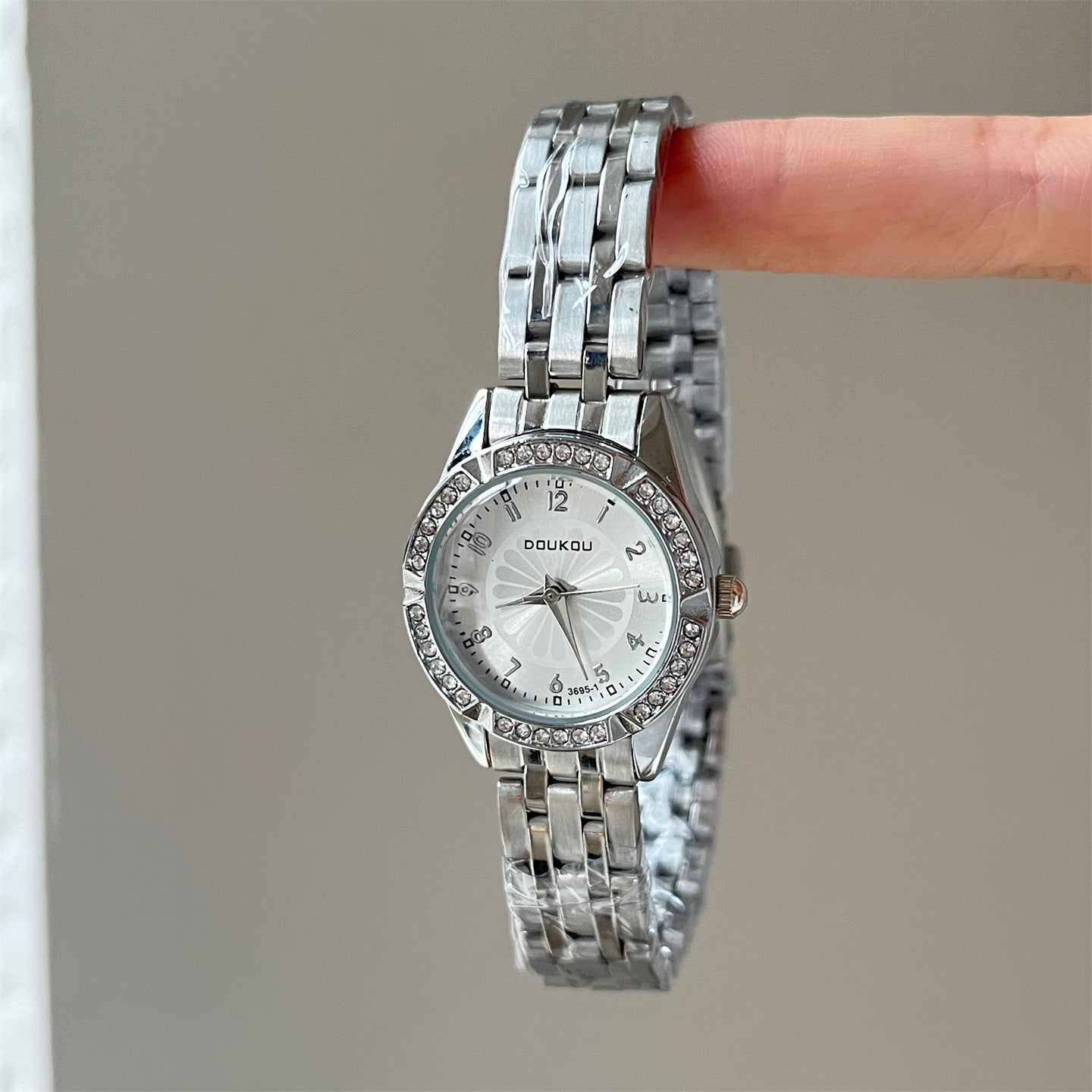 Rhinestone Round Dial Chic Quartz Watch