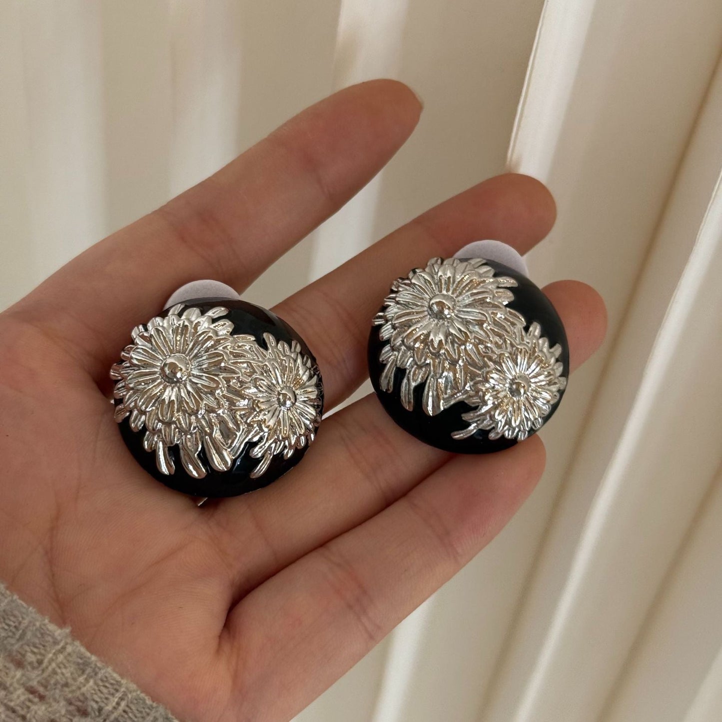 Vintage Flower Round Shape Stud Earring