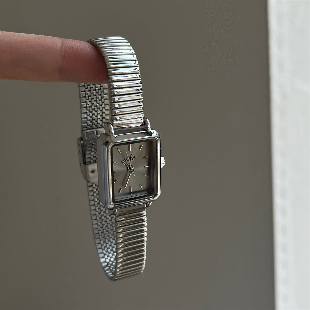 Chic Silver Snake Head Dial Quartz Watch