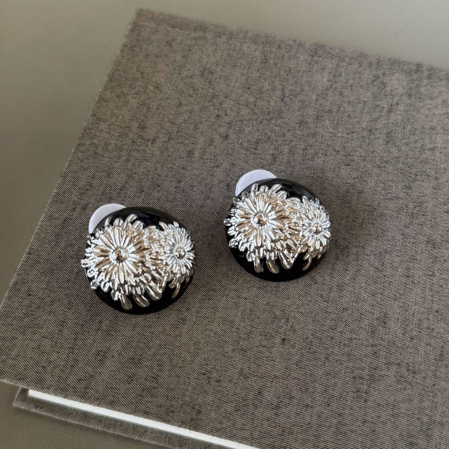 Vintage Flower Round Shape Stud Earring