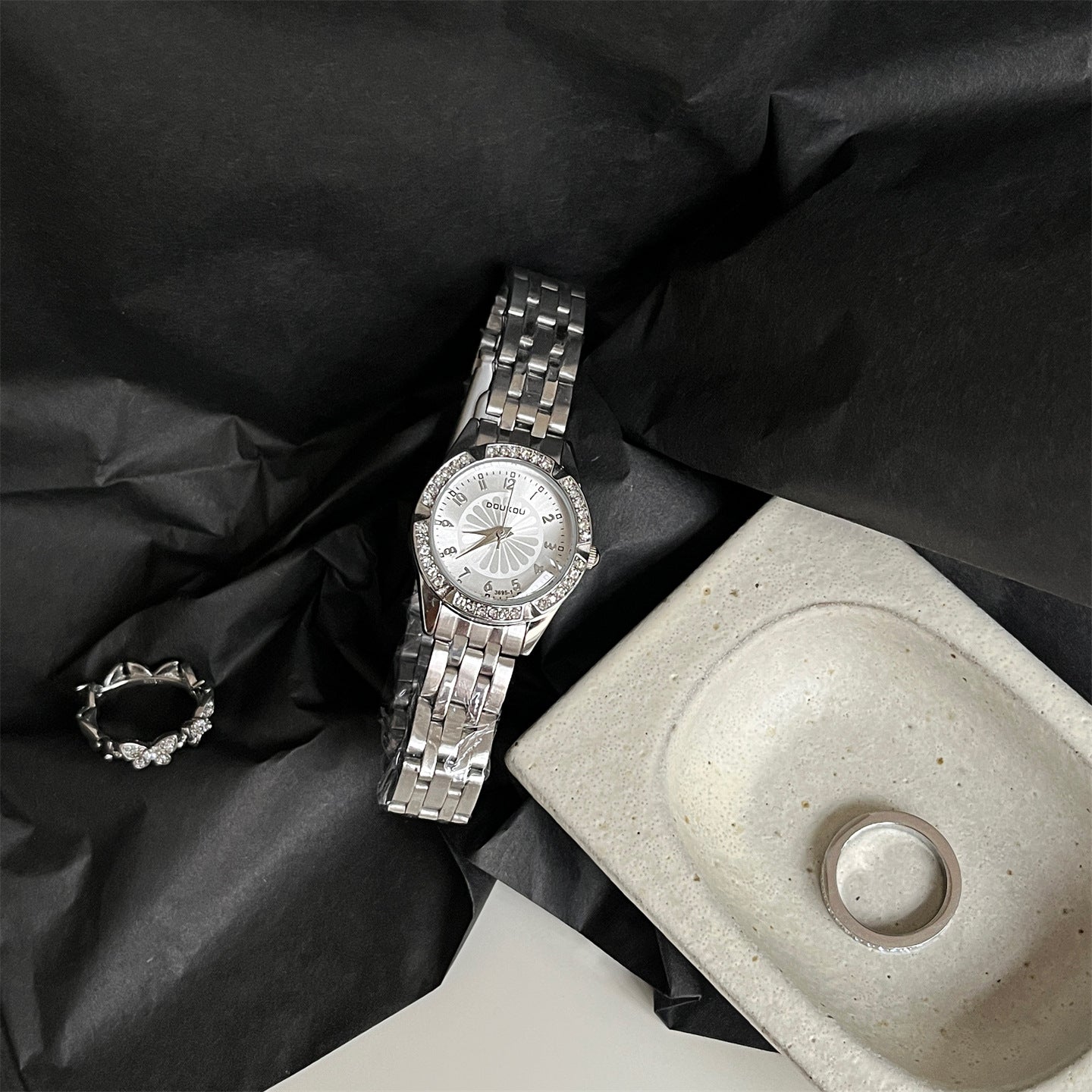 Rhinestone Round Dial Chic Quartz Watch