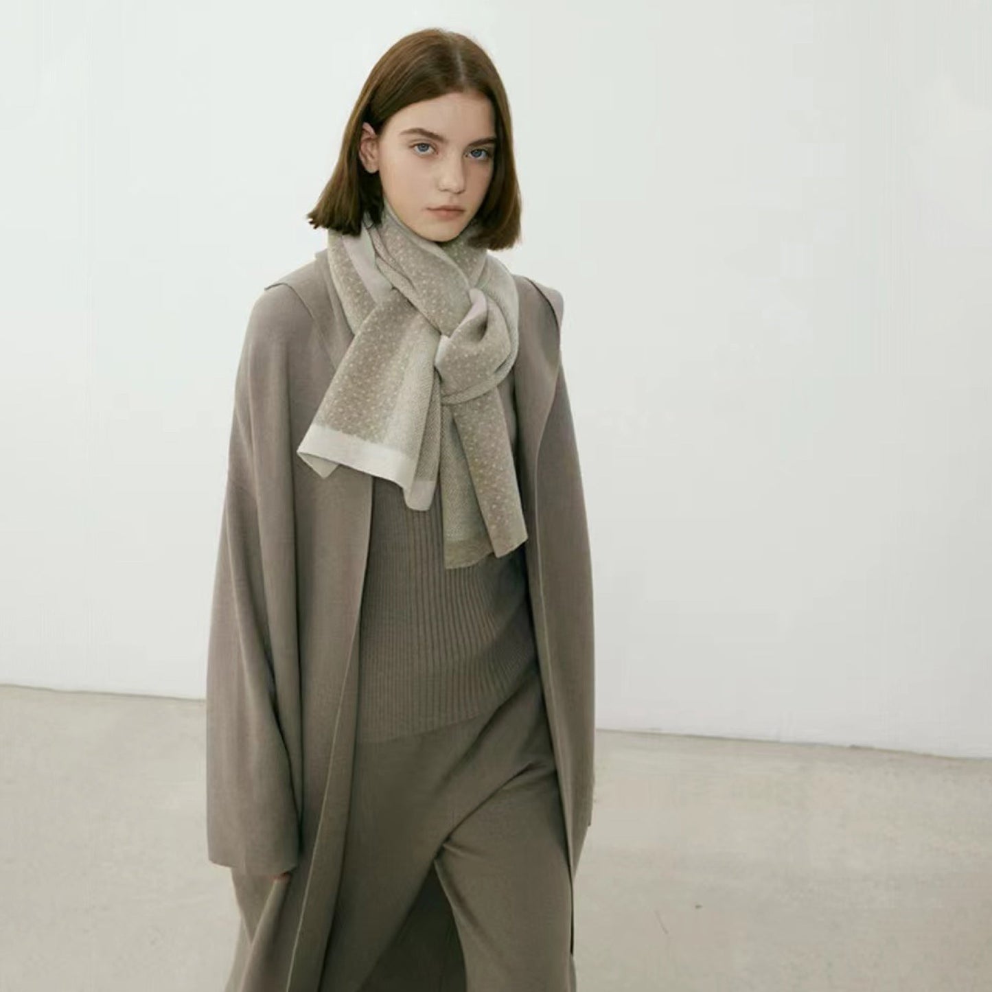 2+ Contrast Color Point Knit Scarves