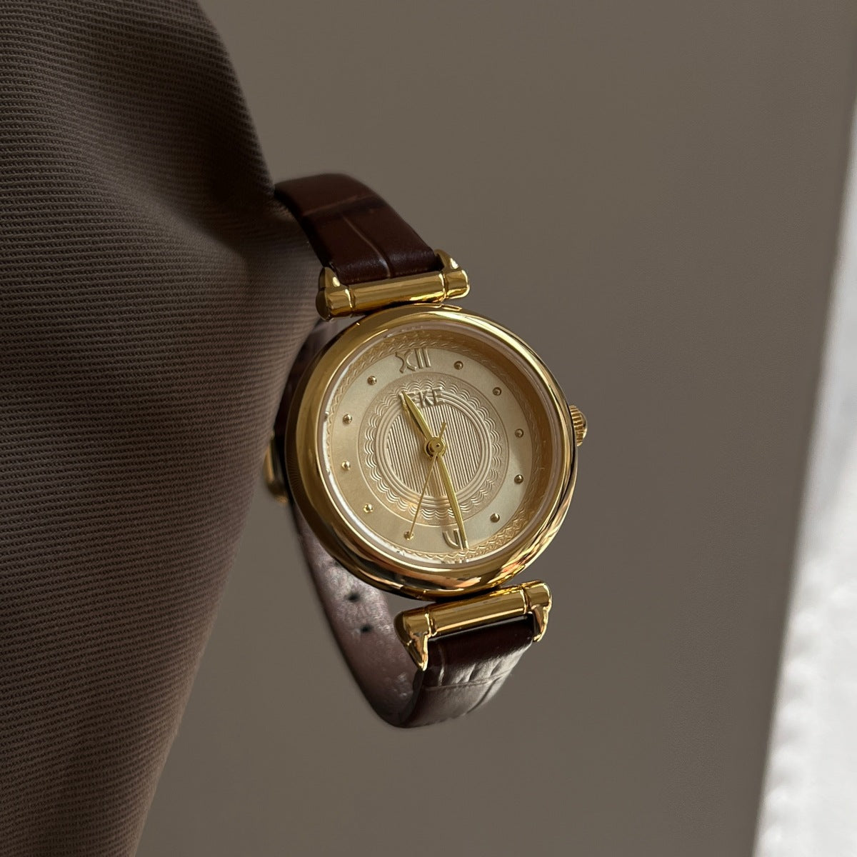 Luxury Round Leather Strap Quartz Watch