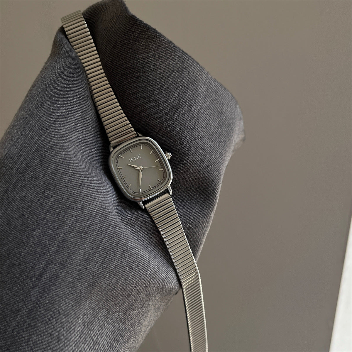 Chic Silver Snake Head Dial Quartz Watch