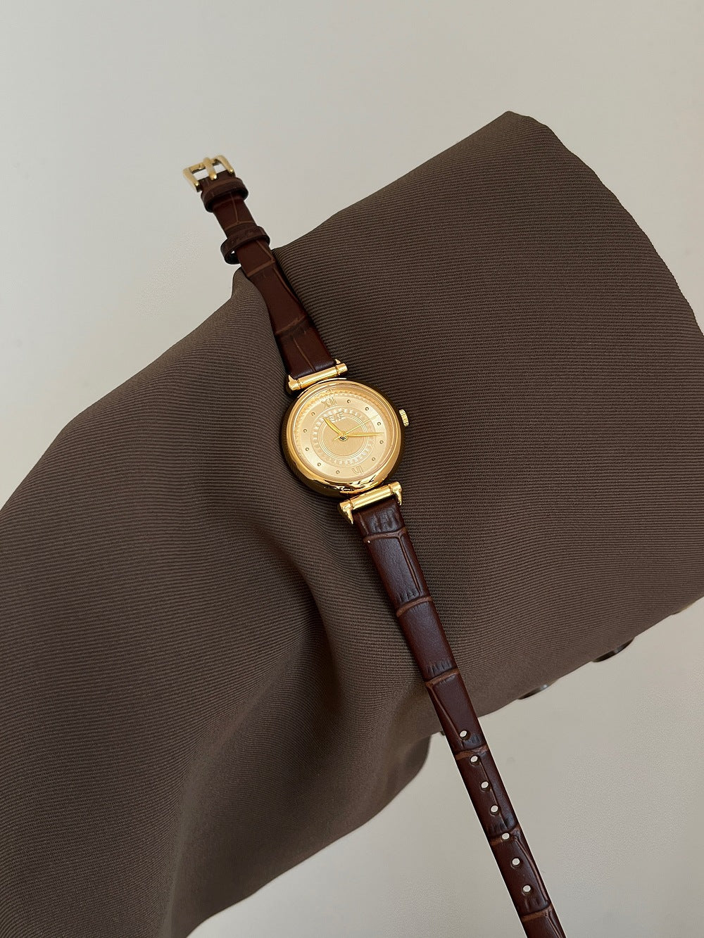 Luxury Round Leather Strap Quartz Watch