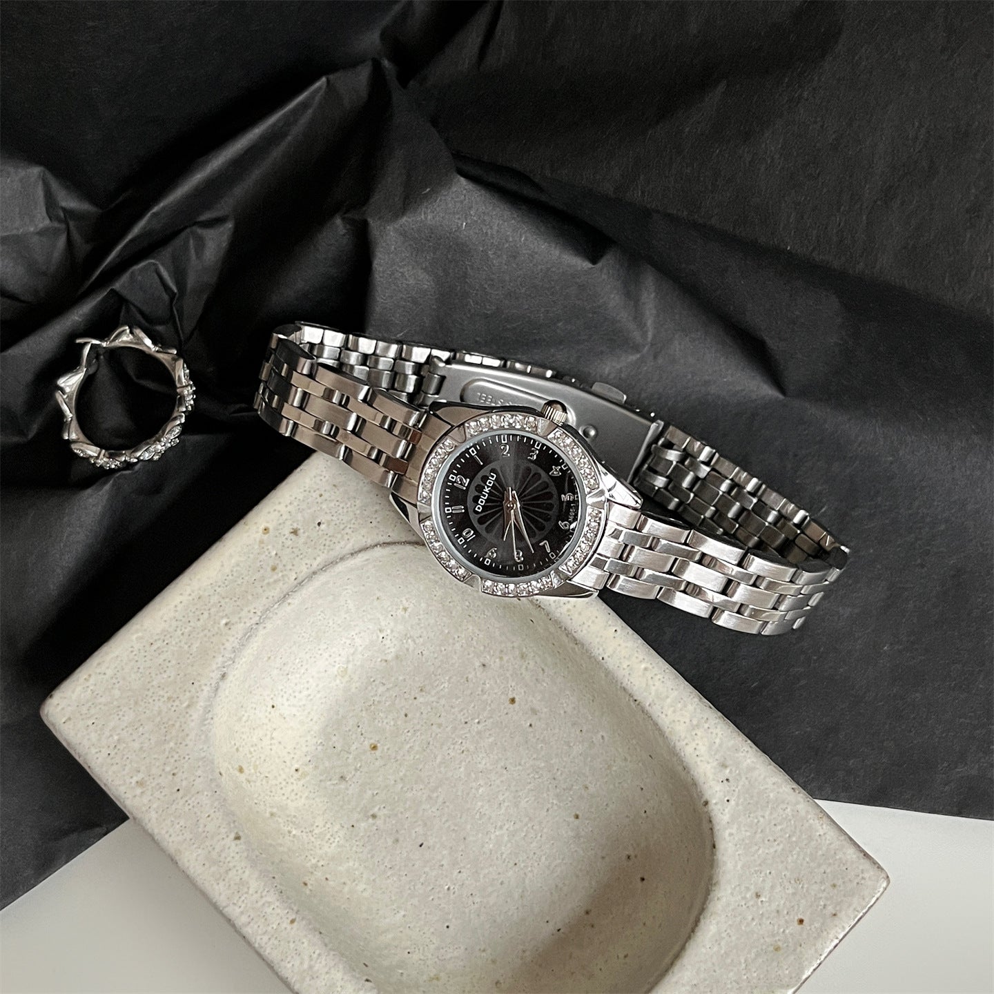 Rhinestone Round Dial Chic Quartz Watch