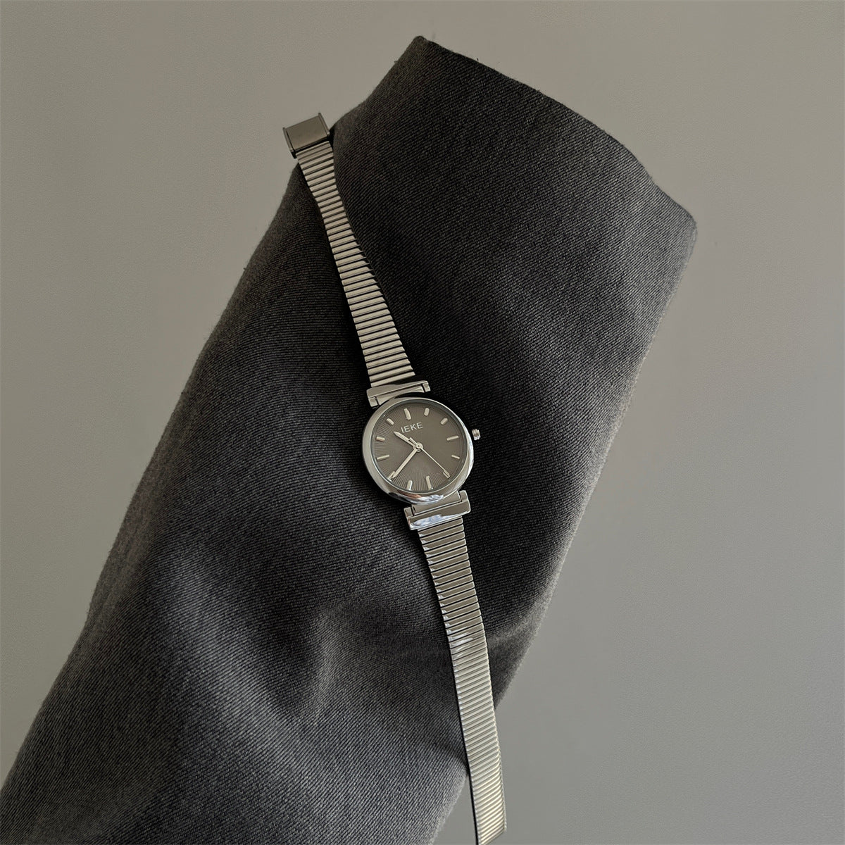 Chic Silver Snake Head Dial Quartz Watch
