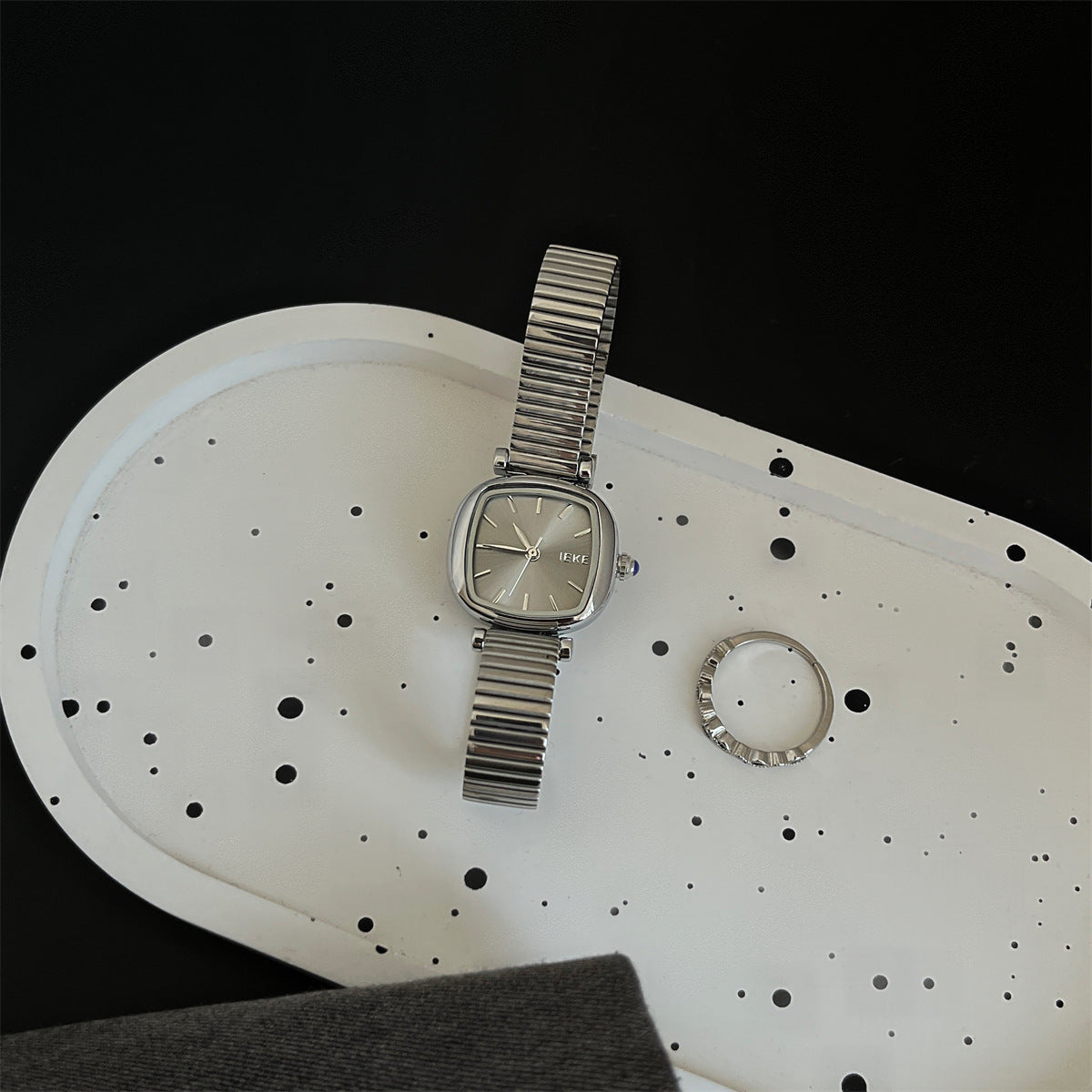 Chic Silver Snake Head Dial Quartz Watch