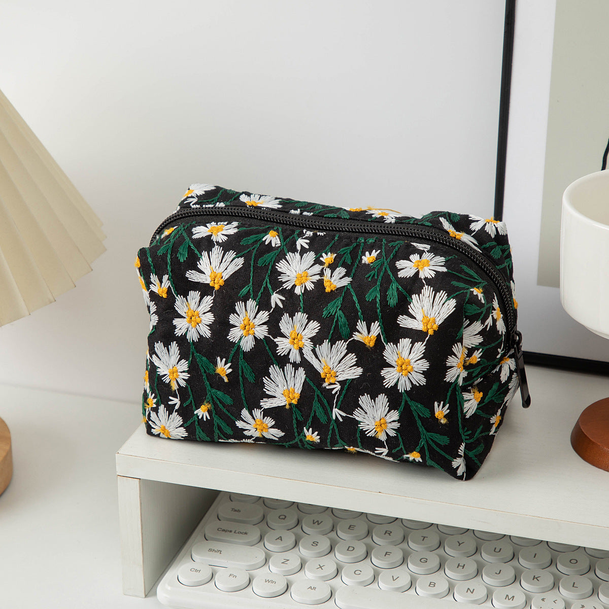 Daisy Embroidered Portable Storage Bag