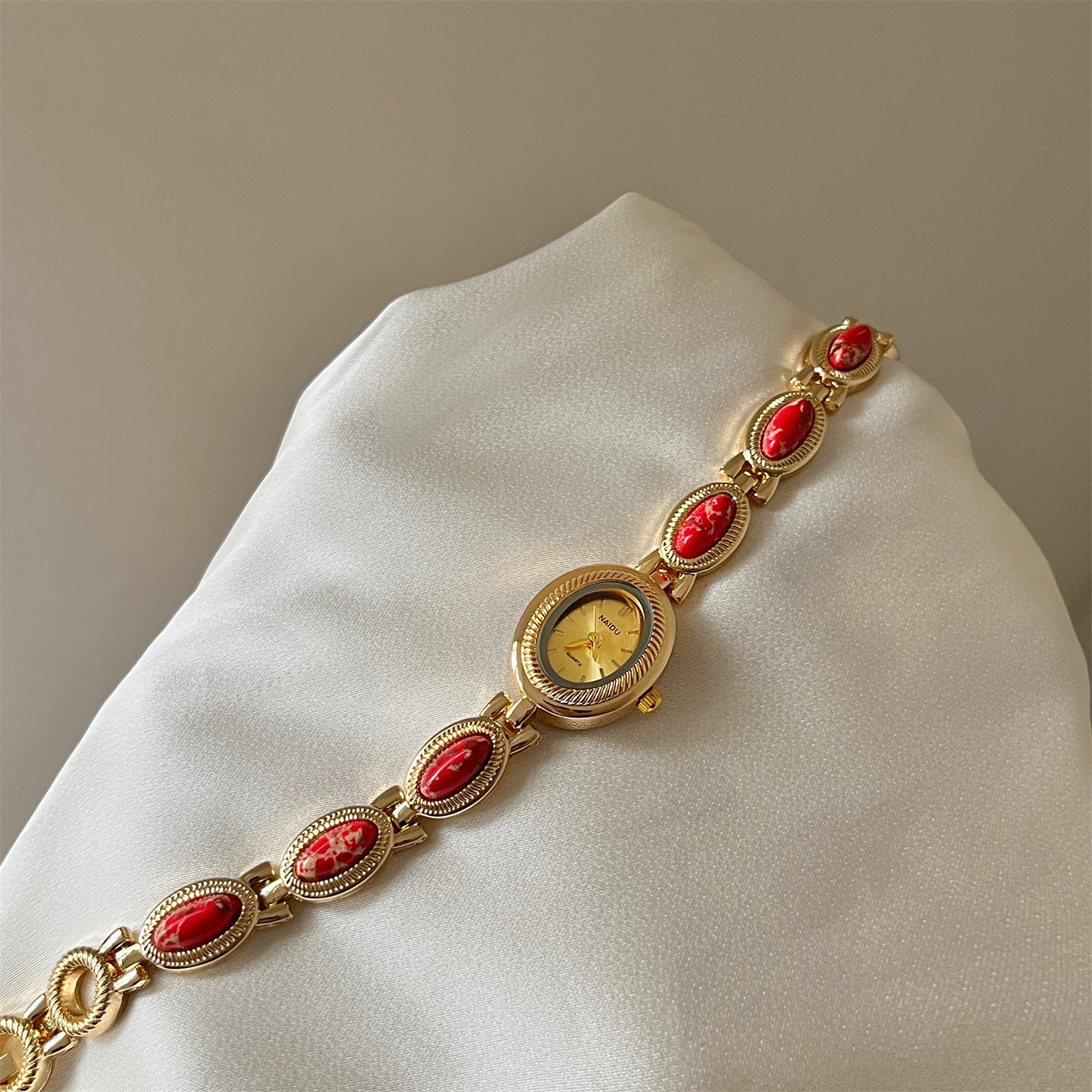 Vintage Gold Oval Dial Bracelet Quartz Watch
