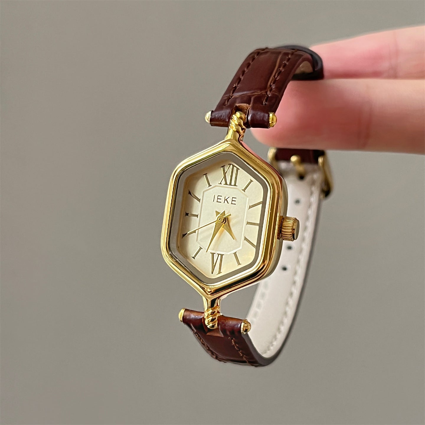 Trendy Diamond-Shaped Roman Dial Quartz Watch