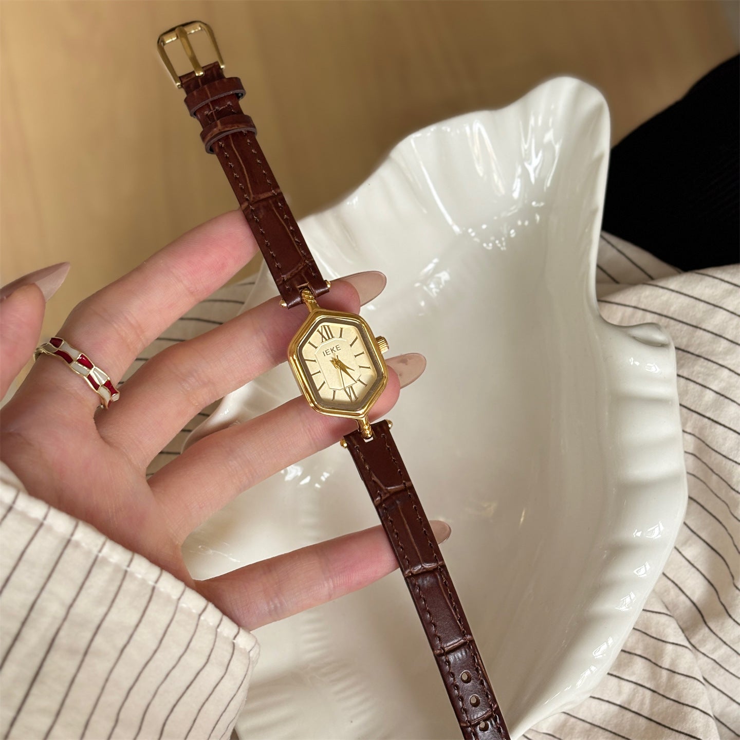 Trendy Diamond-Shaped Roman Dial Quartz Watch