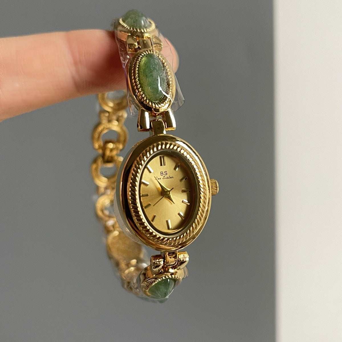 Retro Gold Tone Oval Dial Quartz Wrist Watch