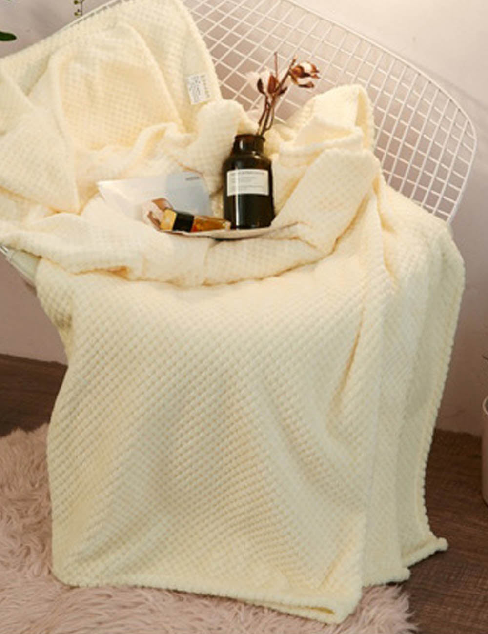 Soft Thickened Pineapple Grid Coral Fleece Blanket