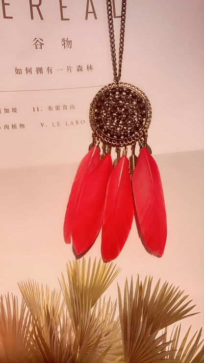 Collar bohemio vintage con cuentas de flores y plumas