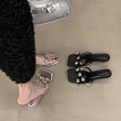 Sandales élégantes à talons mi-hauts et bout carré en strass