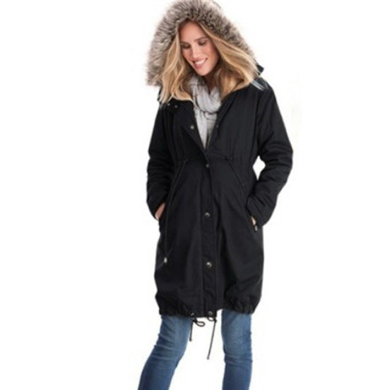 Chaqueta con capucha y cremallera con cuello de piel y costuras informales