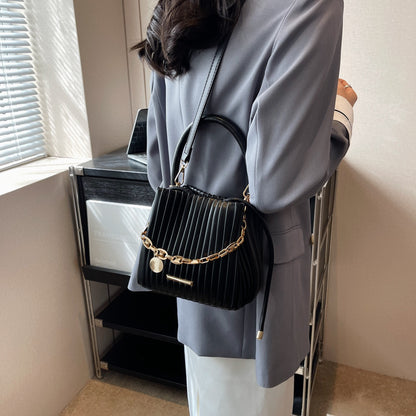 Sac à main seau plissé décontracté de couleur unie pour femme avec chaîne en métal