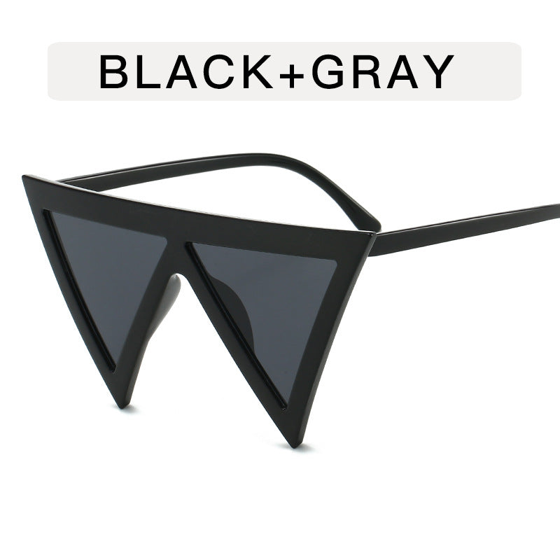 Gafas de sol con montura grande y triángulos exagerados con personalidad