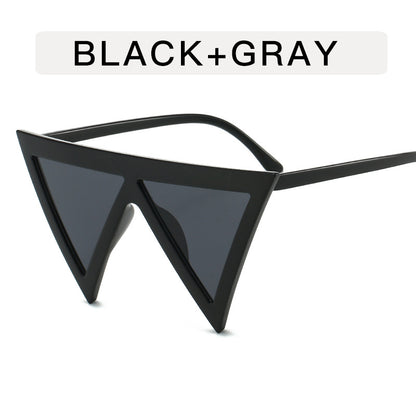 Gafas de sol con montura grande y triángulos exagerados con personalidad