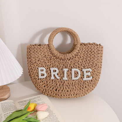 Bolso de mano de paja semicircular con letras de estilo bohemio