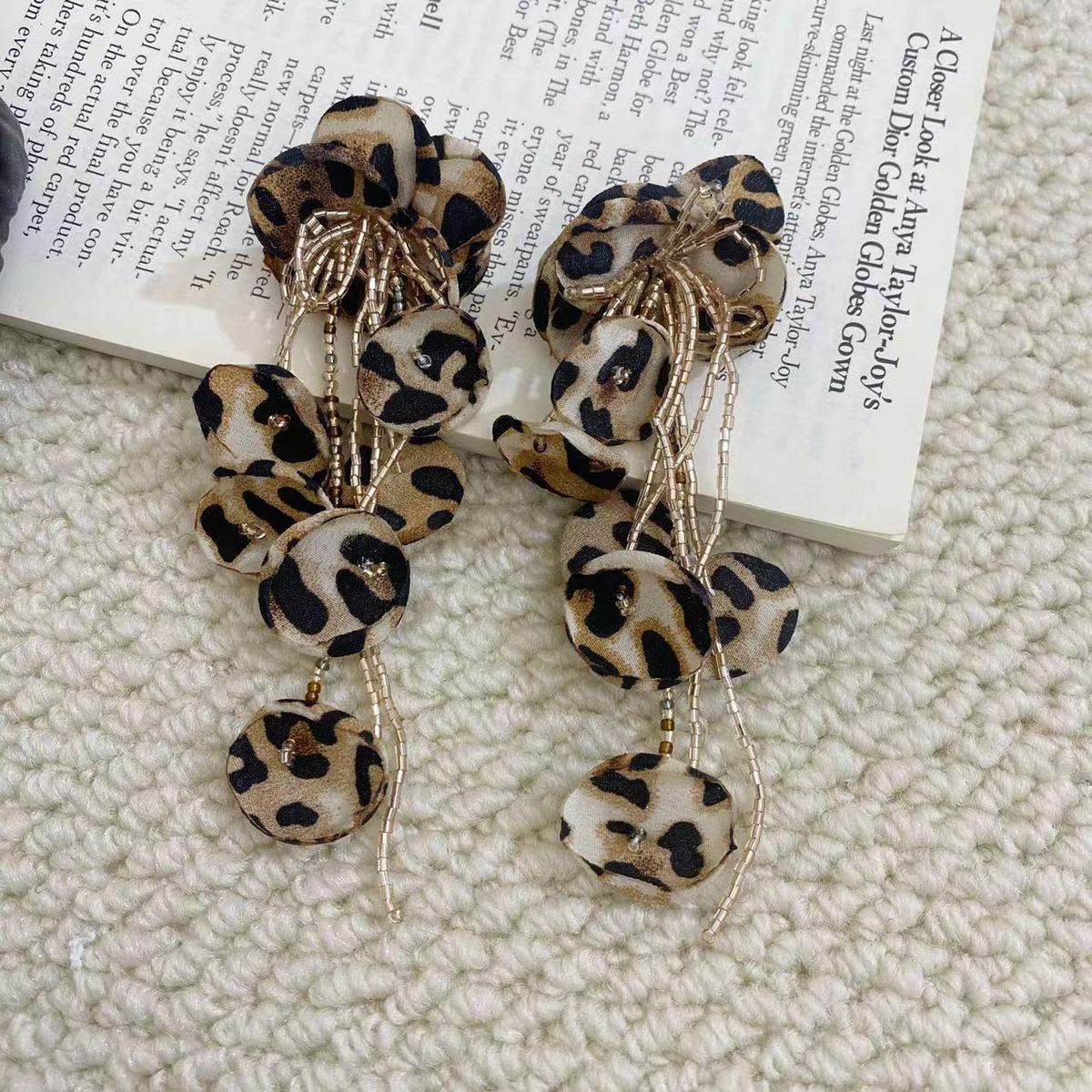Pendientes largos con borlas florales y estampados de leopardo exagerados