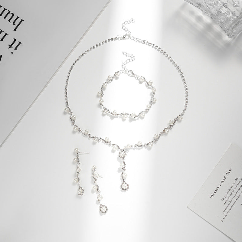 Conjunto de joyas de perlas y diamantes de imitación con temperamento de moda