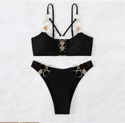 Bikini sexy de color sólido con cadena de metal recortada para mujer