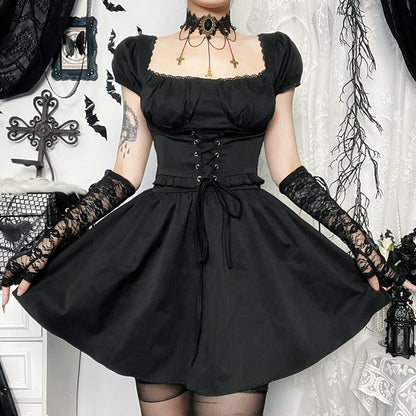 Robe élégante à lacets et col carré de style gothique