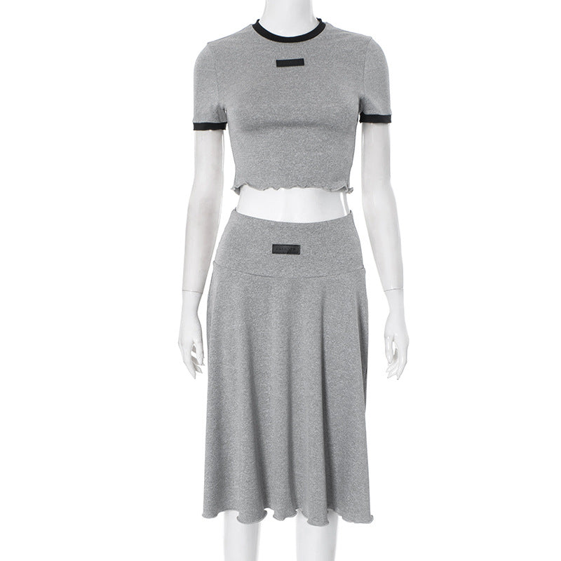 Conjunto de camiseta informal de manga corta con rizos en contraste de color y falda plisada de cintura alta para mujer