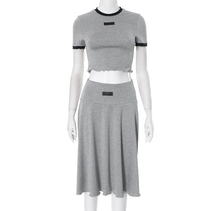 Conjunto de camiseta informal de manga corta con rizos en contraste de color y falda plisada de cintura alta para mujer