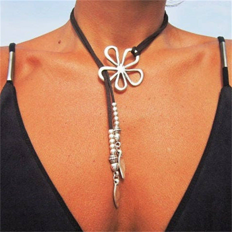Collar de cuerda de cuero verde con diseño floral bohemio