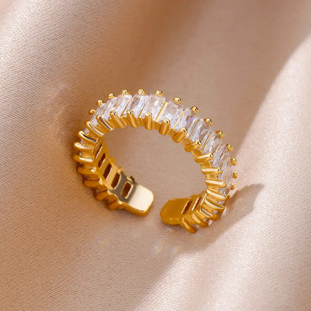 Elegante anillo de circonitas en oro de 18 quilates para mujer