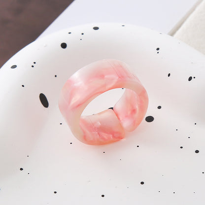 Anillo geométrico acrílico multicolor para mujer: un accesorio elegante