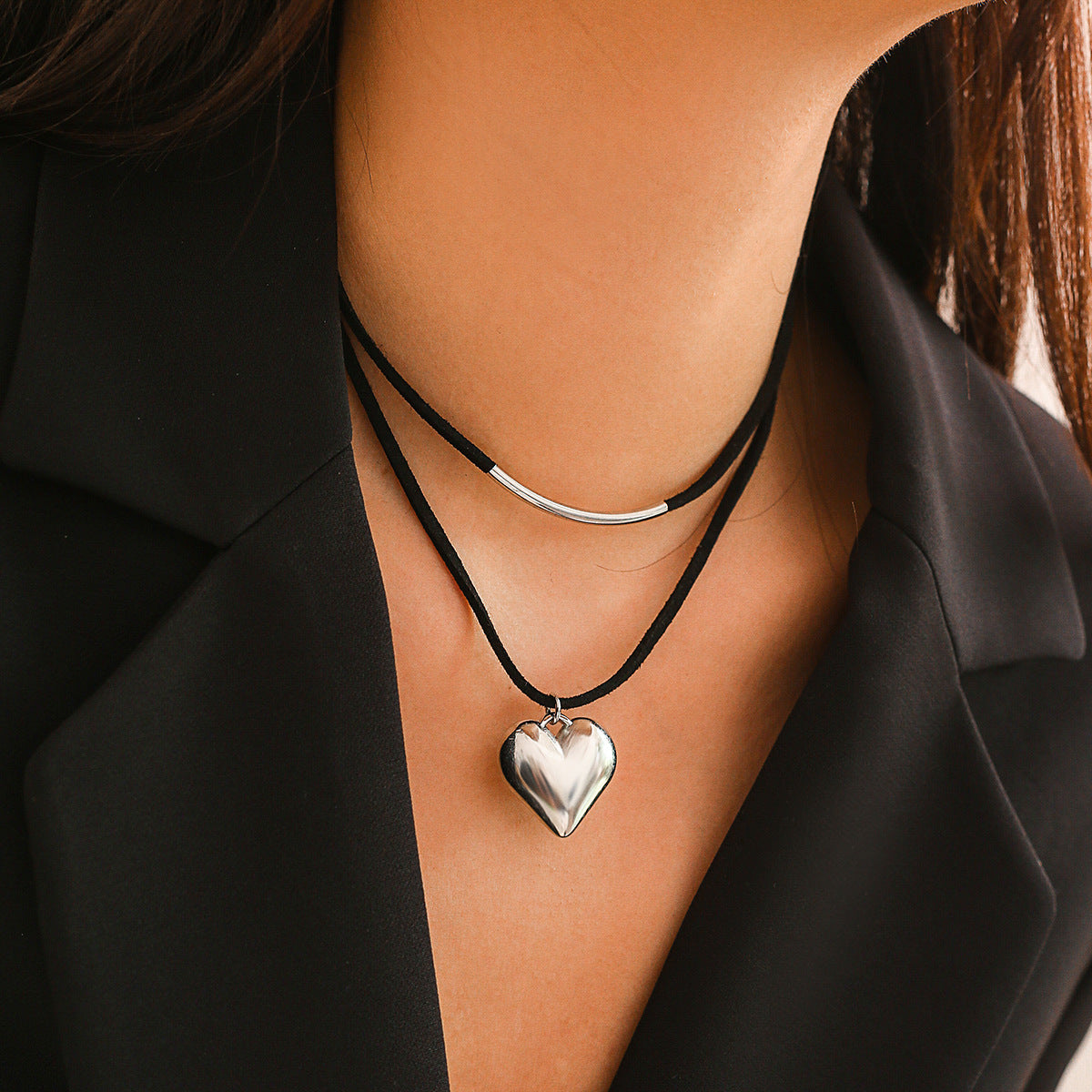 Collar sencillo de corazón de chenilla negra