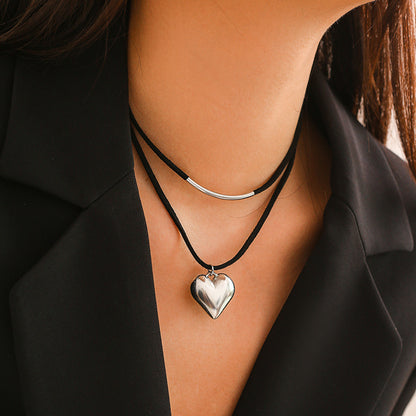 Collar sencillo de corazón de chenilla negra