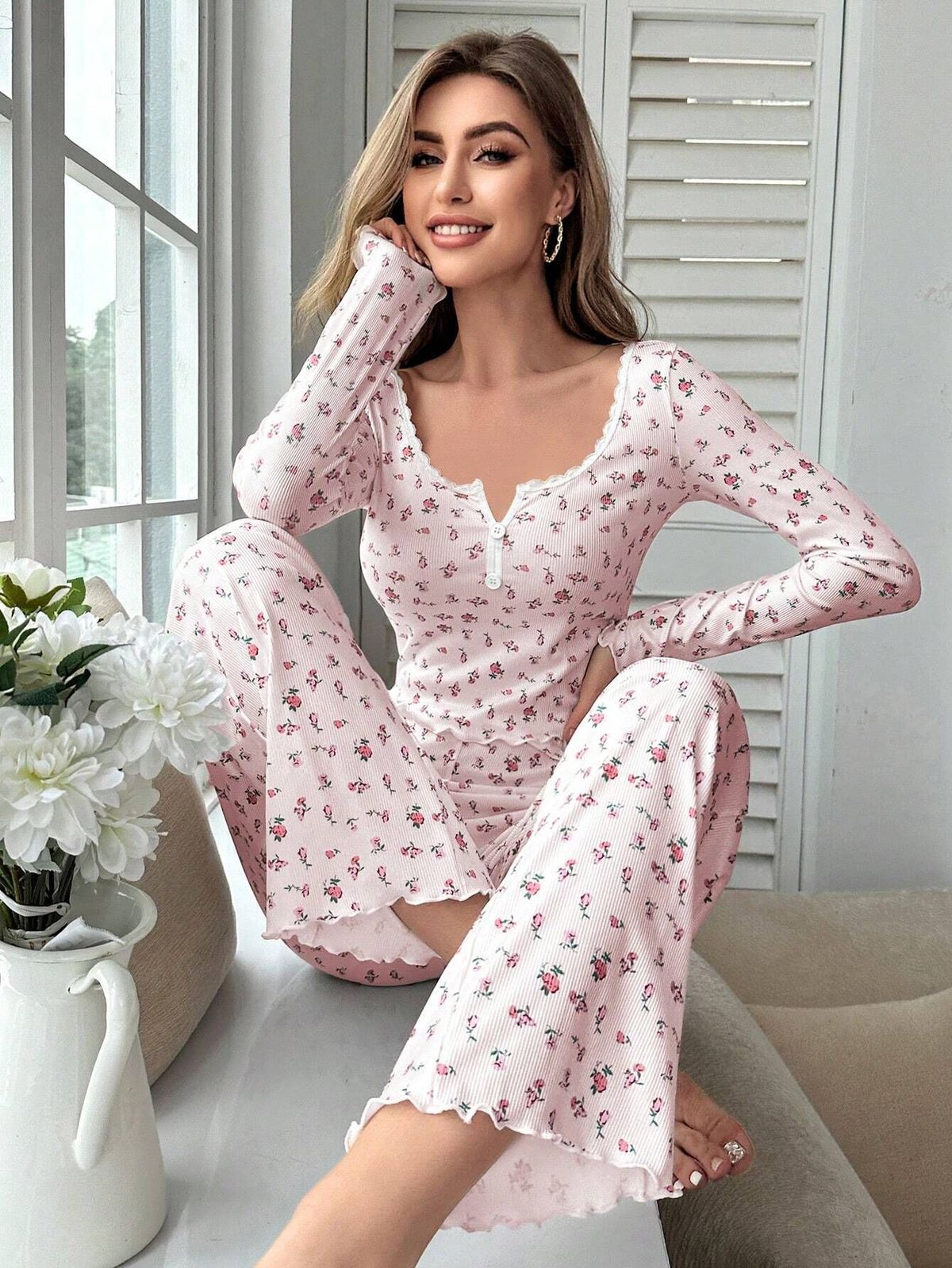 Women Casual Floral V-Neck Long Sleeve Pajama Set with Loose Pants