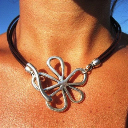Collar de cuerda de cuero verde con diseño floral bohemio