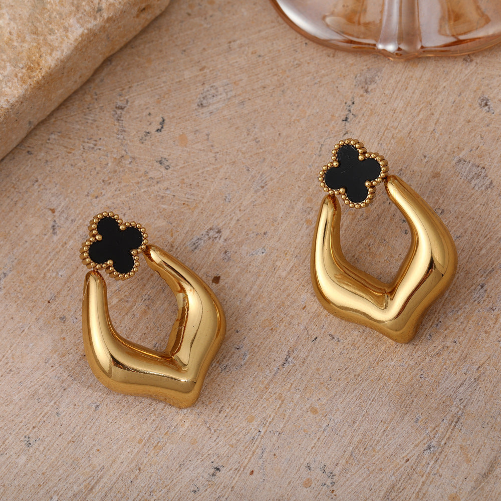 Boucles d'oreilles à tige en acier titane avec trèfle à quatre feuilles personnalisé