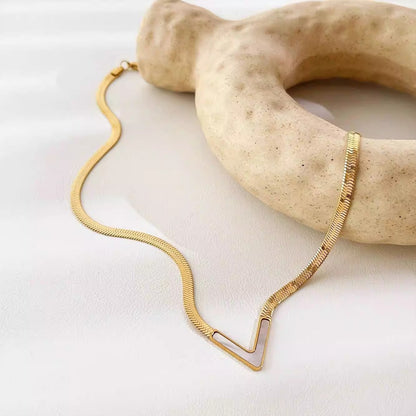 Collar en forma de V de acero y titanio para mujer