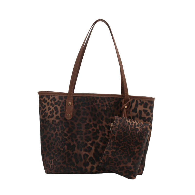 Bolso de mano de gran capacidad con estampado de leopardo y cierre de cremallera.