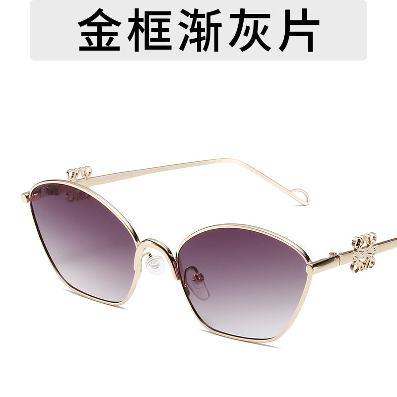 Gafas de sol poligonales con montura metálica sencilla