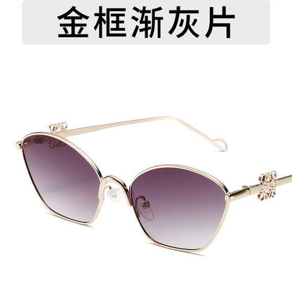 Gafas de sol poligonales con montura metálica sencilla