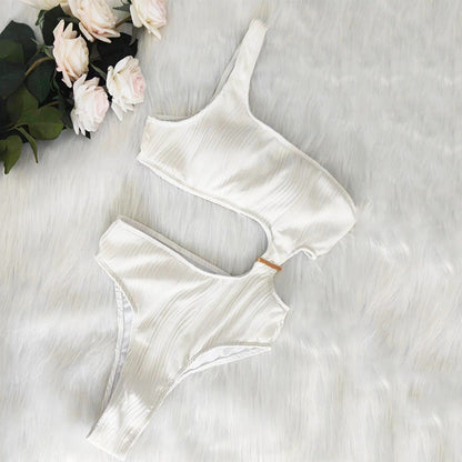 Traje de baño sexy de un solo hombro con huecos de color sólido para mujer