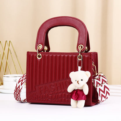 Sac à main décontracté à motif losange de couleur unie pour femme avec pendentif ours