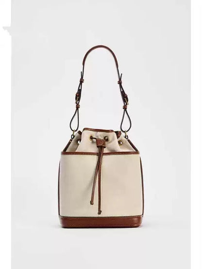 Sac seau tendance en denim avec coutures en PU