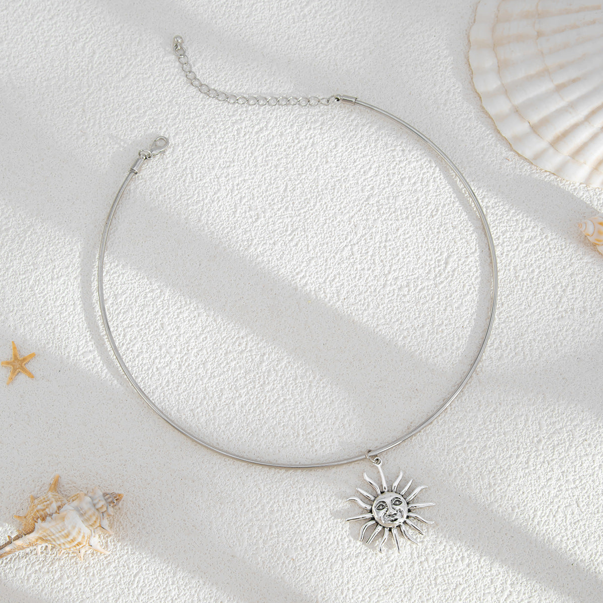 Collar con colgante de aleación de sol simple a la moda para mujer para un uso elegante