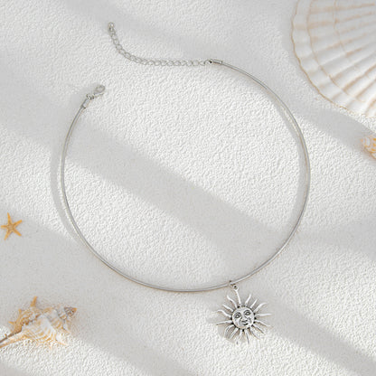Collar con colgante de aleación de sol simple a la moda para mujer para un uso elegante