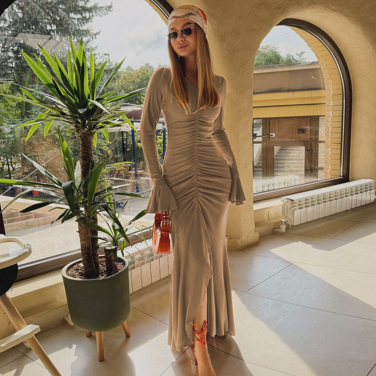 Vestido largo fruncido con escote en V y color liso para mujer