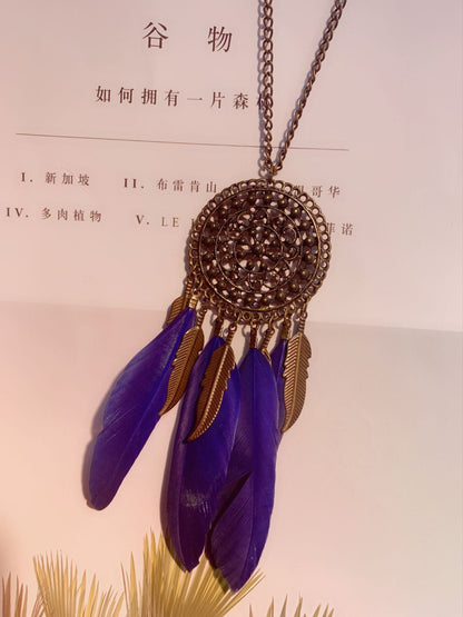 Collar bohemio vintage con cuentas de flores y plumas